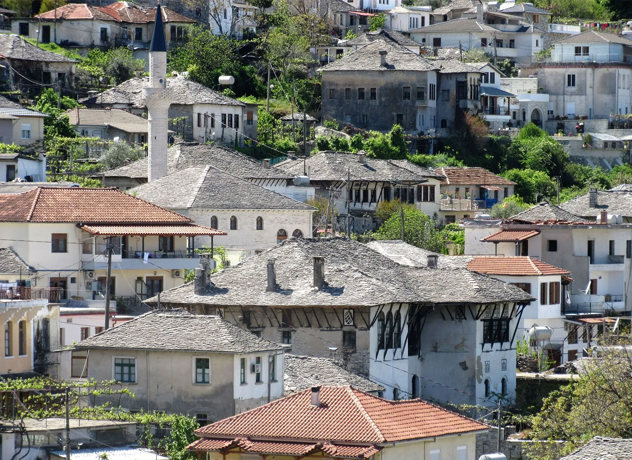 Traditionele huizen met rode daken en stenen muren in de historische stad Berat, Albanië.