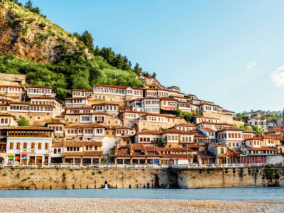 Berat, Albanië – Panorama van Mangalem met witte huizen.