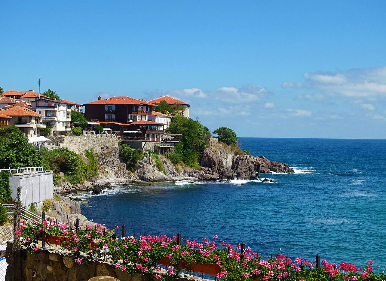 Pittoresk kustdorp Sozopol met rode daken aan de Zwarte Zee.