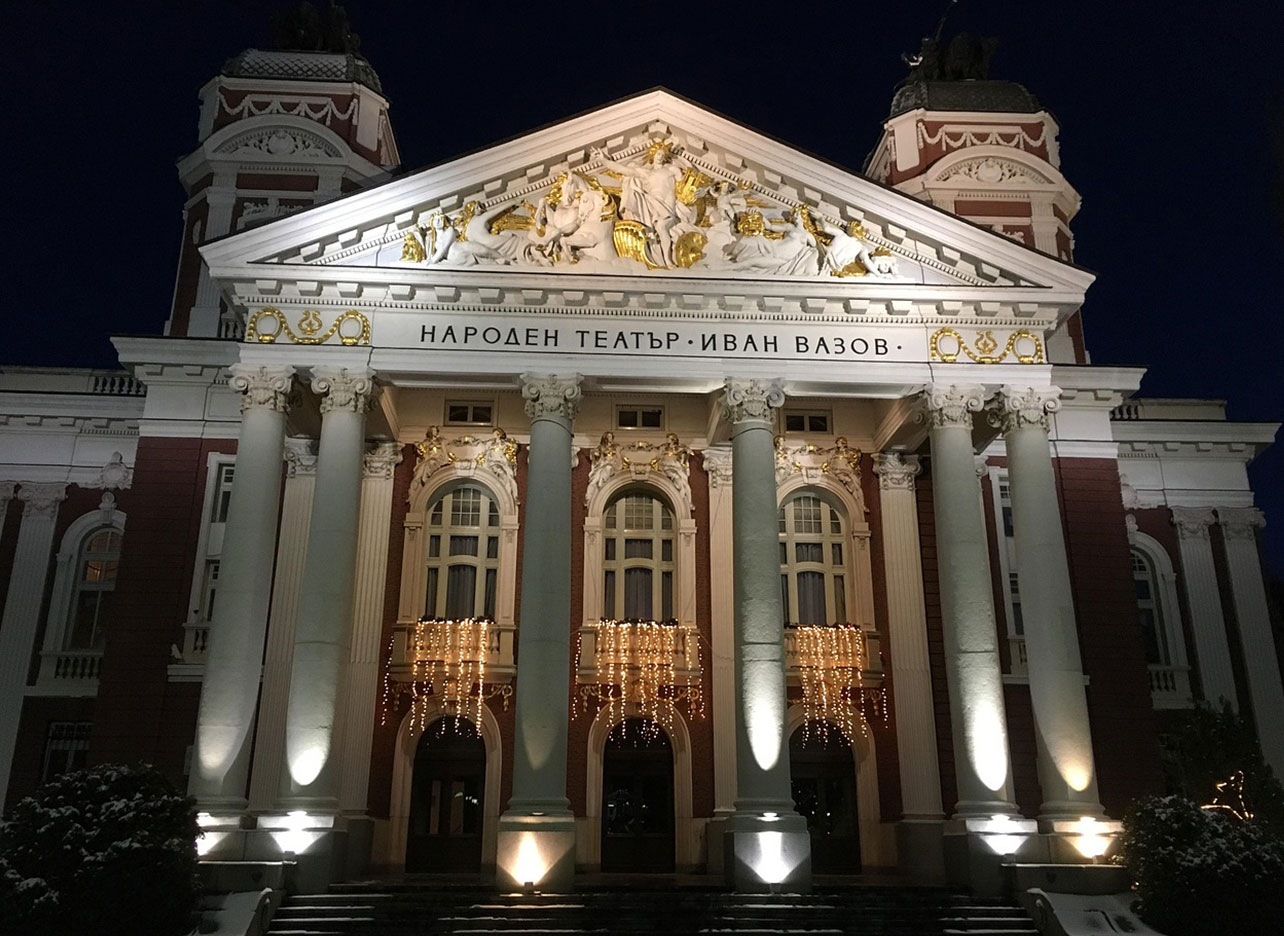 Verlichte gevel van het Ivan Vazov Nationaal Theater in Sofia.