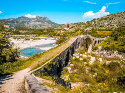 Shkodra, Albanië – Mesi-brug over rivier Kir.