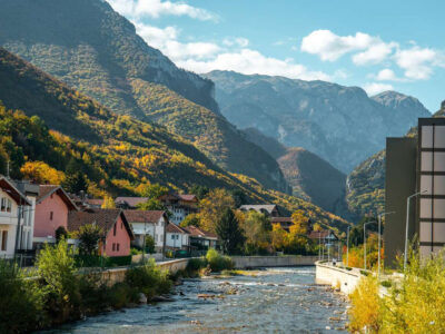 Peja, Kosovo – Stad met rivier en bergen.