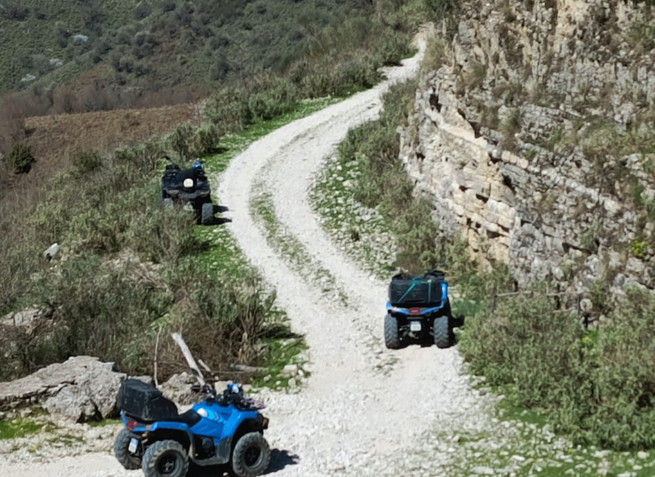 Quads op een bergpad met rotsachtige bochten