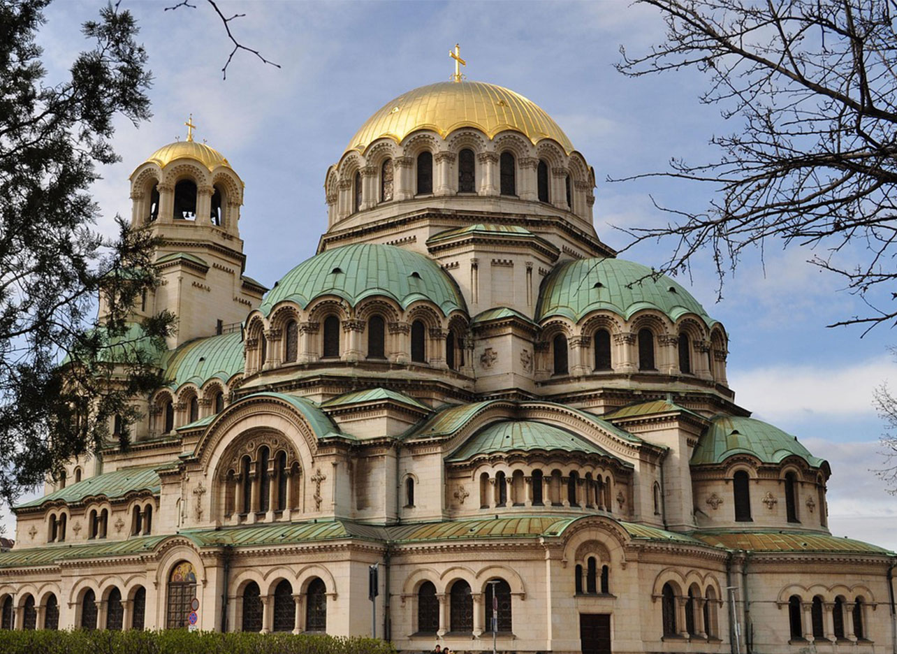 Indrukwekkende Alexander Nevski-kathedraal met gouden en groene koepels.