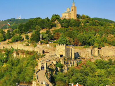 Veliko Tarnovo, Bulgarije – Tsarevets vesting en kerk.