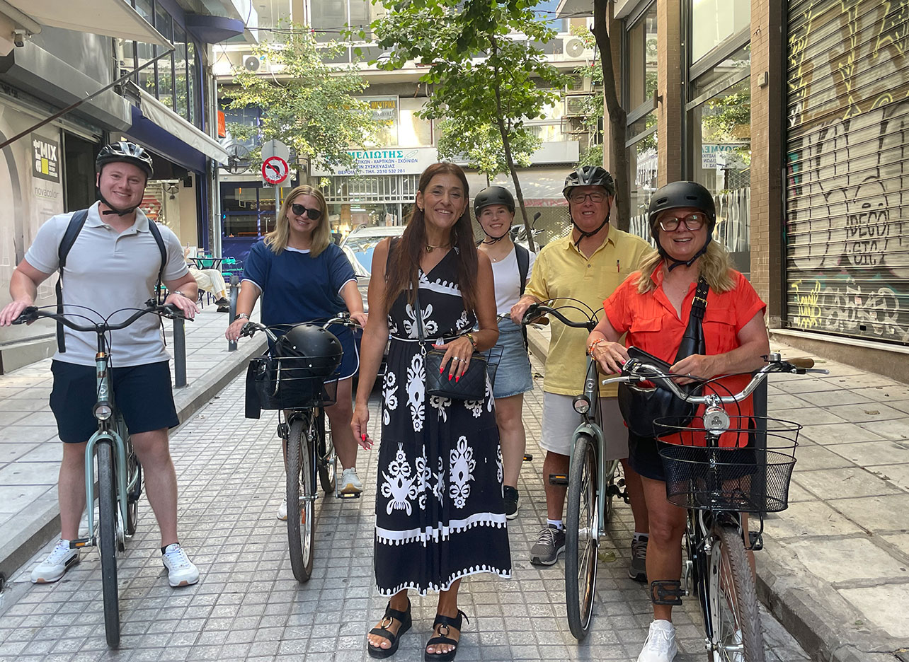 Groep geniet van een fietstour door de straten van Thessaloniki.