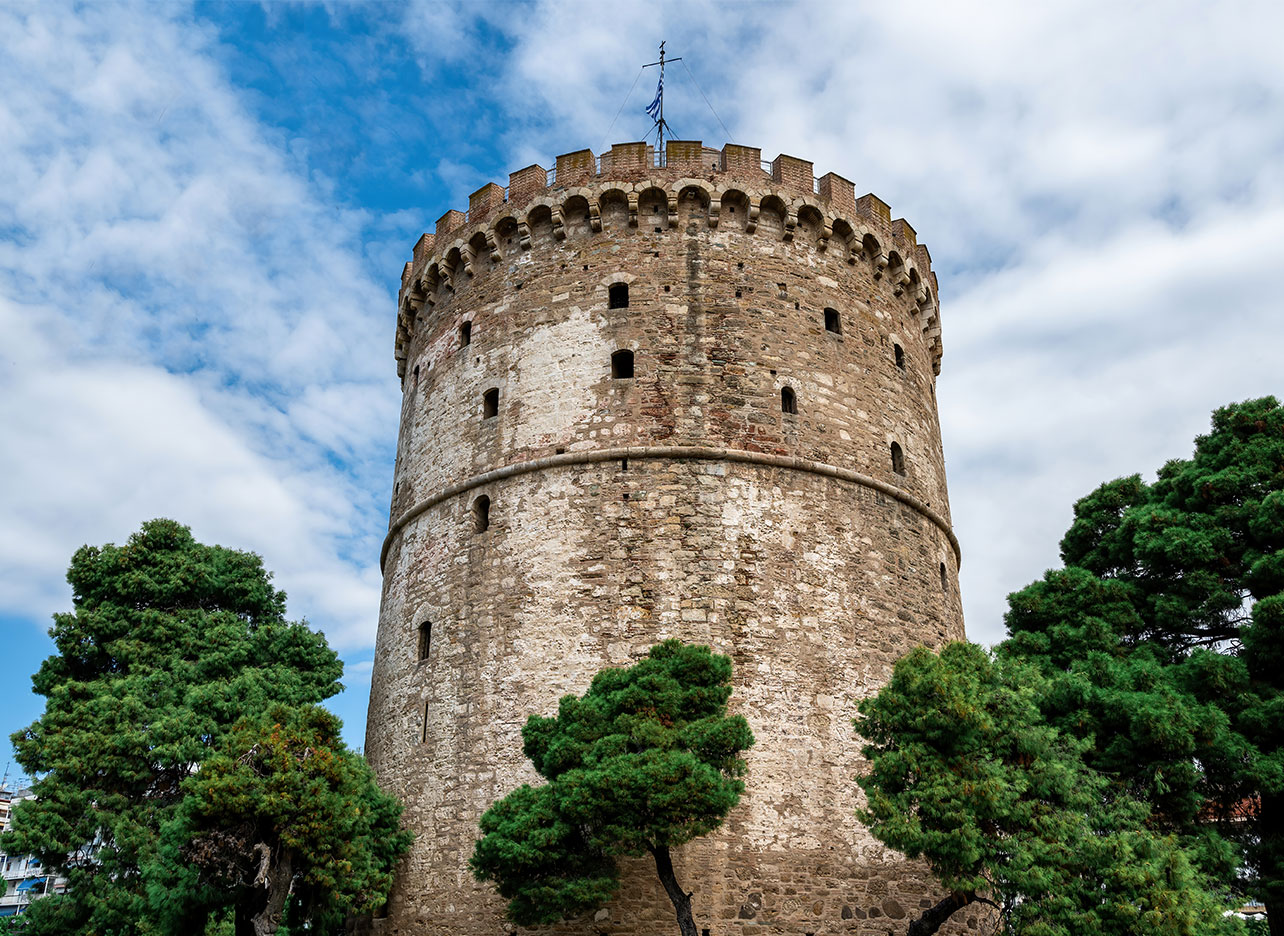 De iconische Witte Toren van Thessaloniki onder een blauwe hemel.