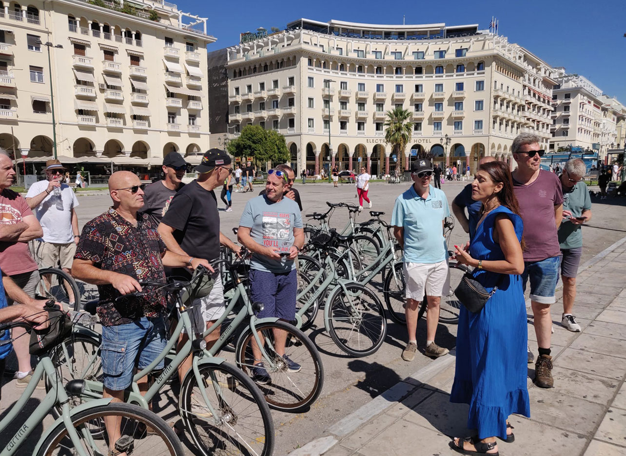 Gids vertelt verhalen tijdens de fietstour op Aristotelesplein.