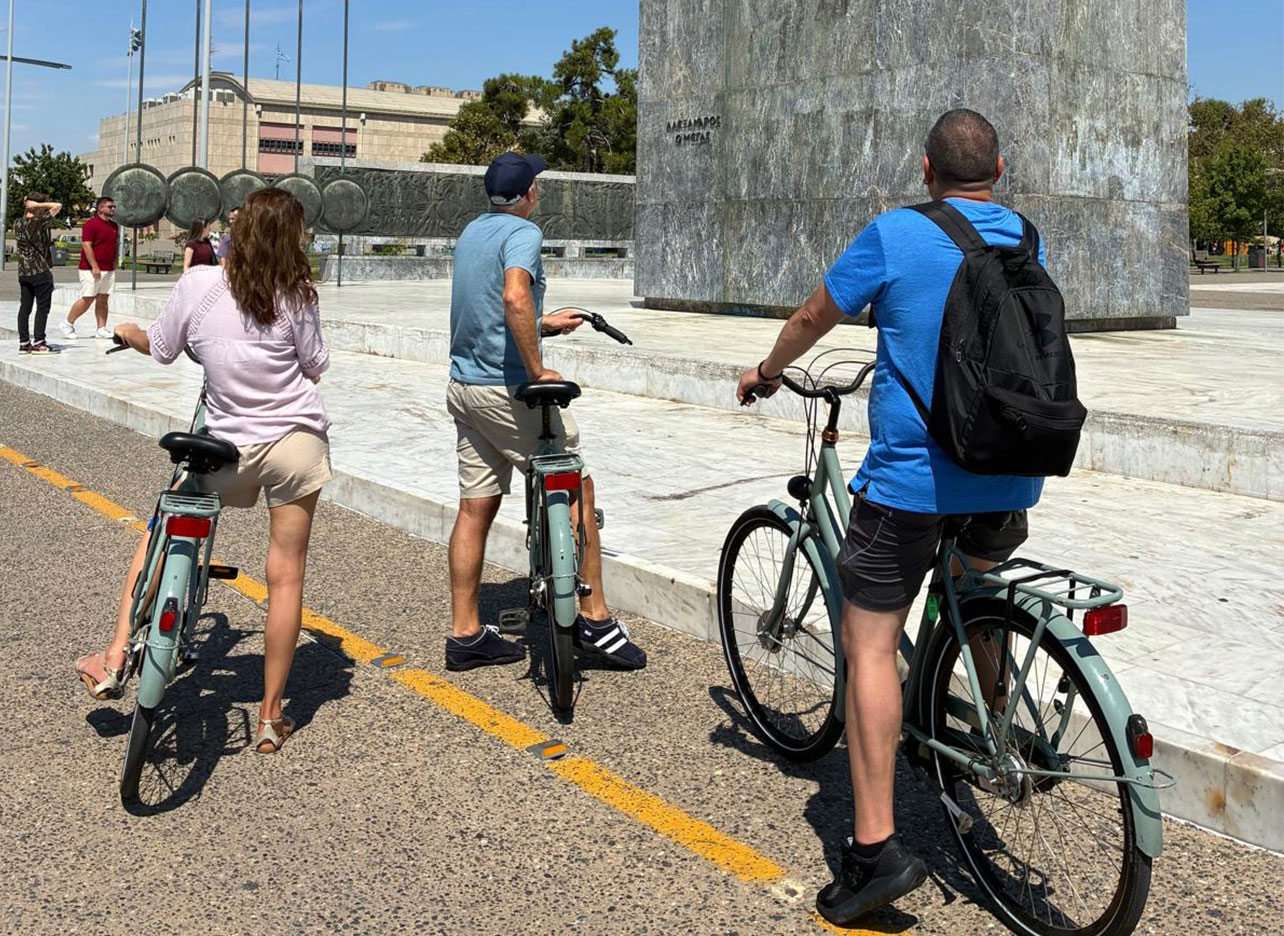Fietsers bewonderen monumenten tijdens de stadstour in Thessaloniki.