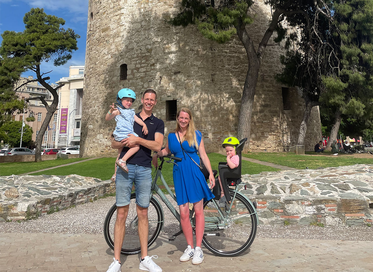 Gezin met kinderen op de fiets bij de Witte Toren in Thessaloniki.