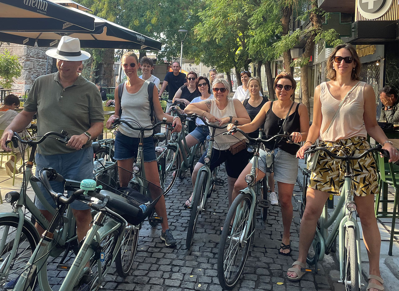 Groep fietsers verkent de gezellige straatjes van Thessaloniki.