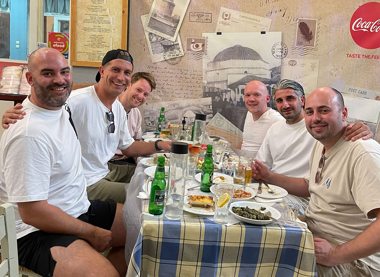 Deelnemers genieten van Grieks eten na de fietstour in Thessaloniki.