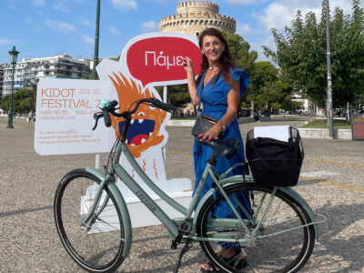 Highlights---Thessaloniki-Fietstour Gids poseert met Cortina-fiets bij de Witte Toren.