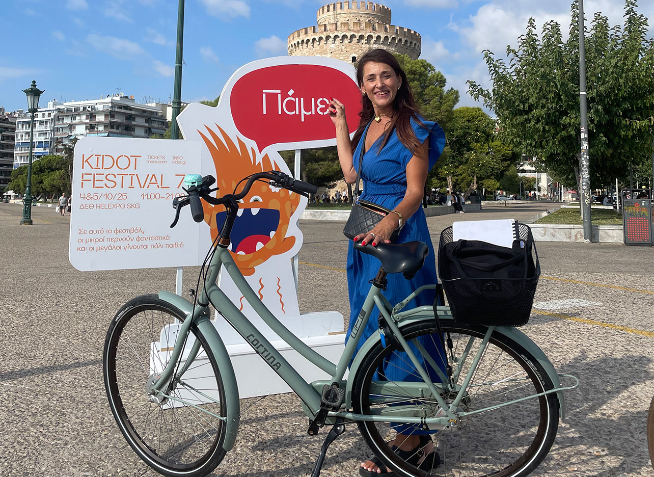 Gids poseert met Cortina-fiets bij de Witte Toren.