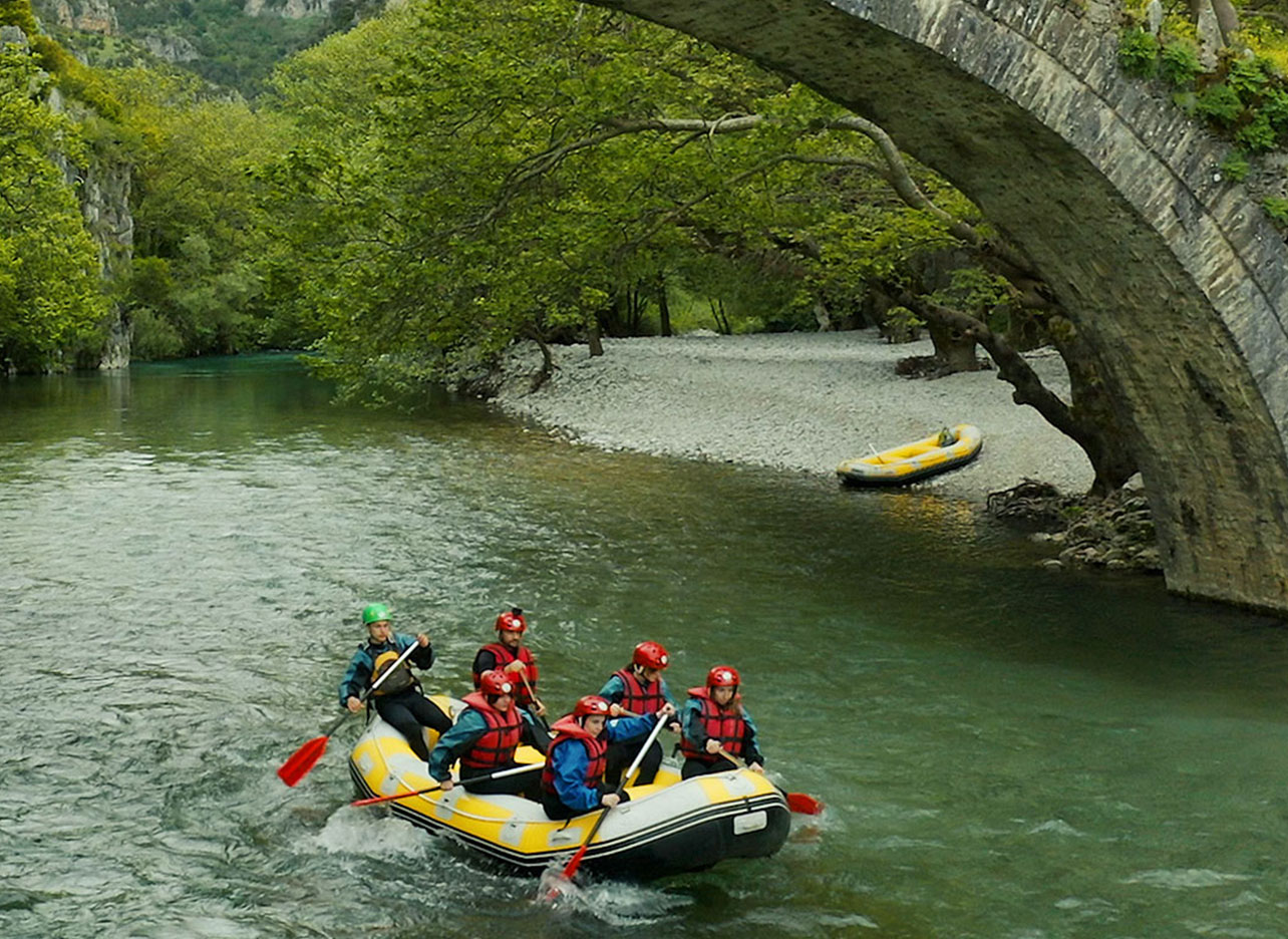 Raftboot glijdt door kristalheldere rivier in het hart van Zagori.
